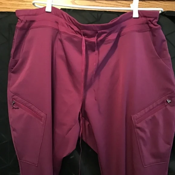 NWOT Scrubletics Women’s Scrubs with two zippered pockets - Picture 3 of 8